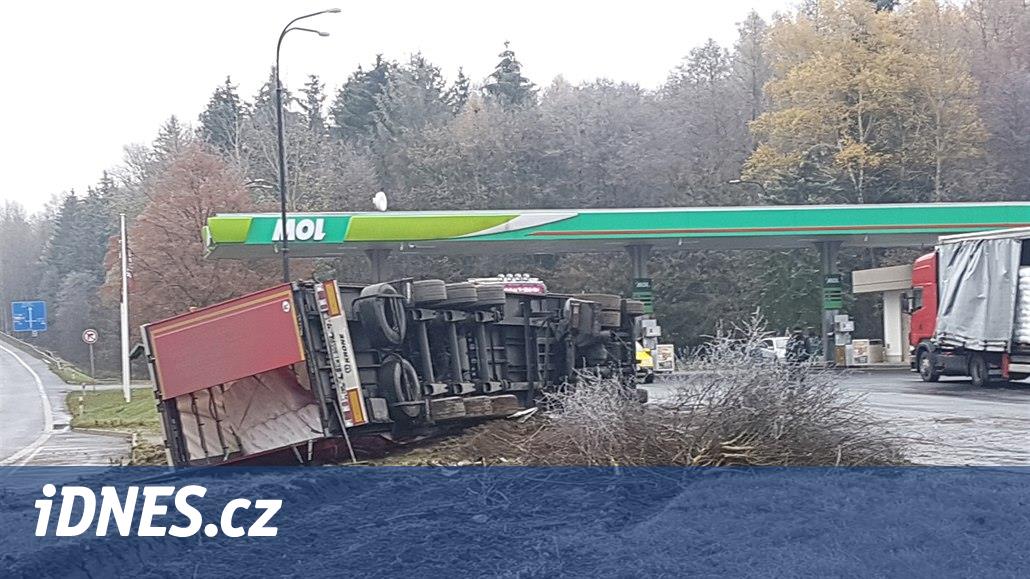 U benzínky na Liberecku se převrátil kamion, o kus minul stojany s palivem