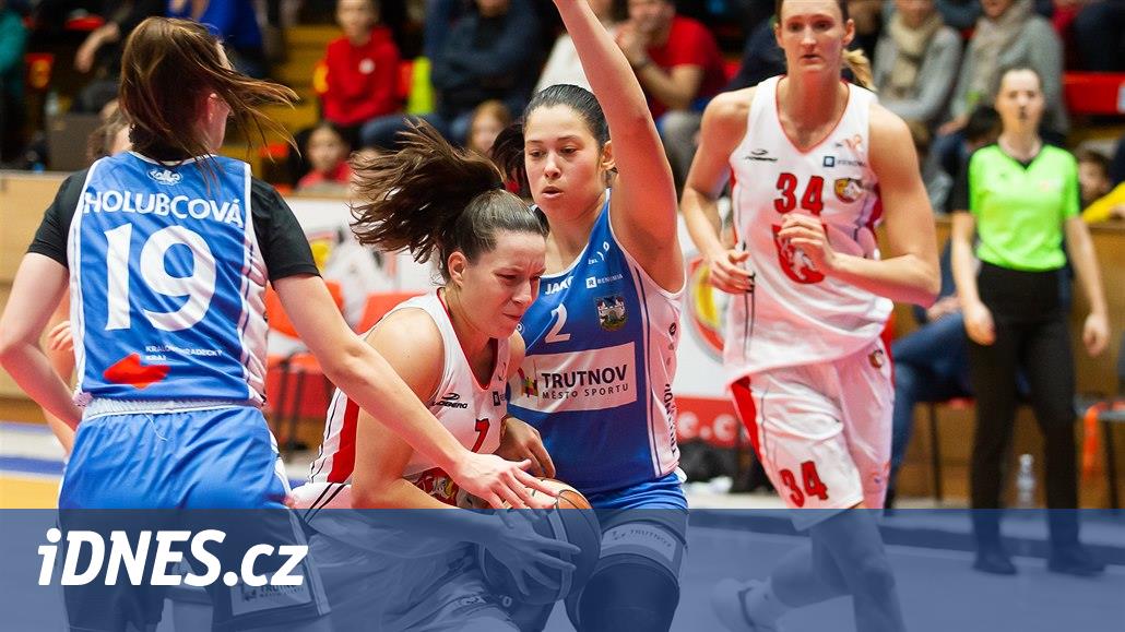 Basketbalistky Hradce přehrály v derby Trutnov, USK na Slavii nezaváhal