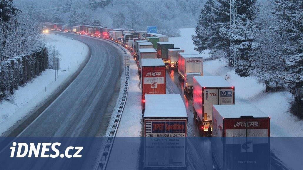 Dálnici D1 na Brno uzavřela na Vysočině nehoda tří aut, v místě hustě sněžilo