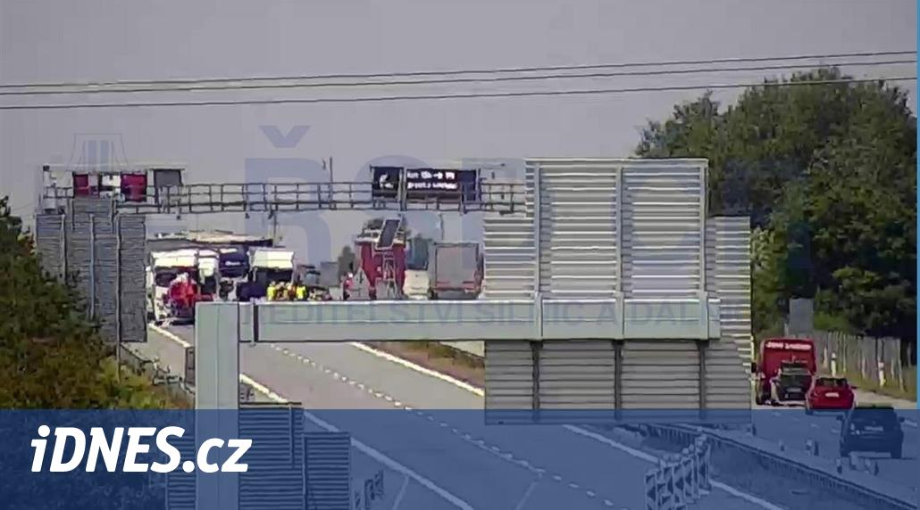Na Žďársku se srazilo několik kamionů a dodávek, provoz na D1 stojí