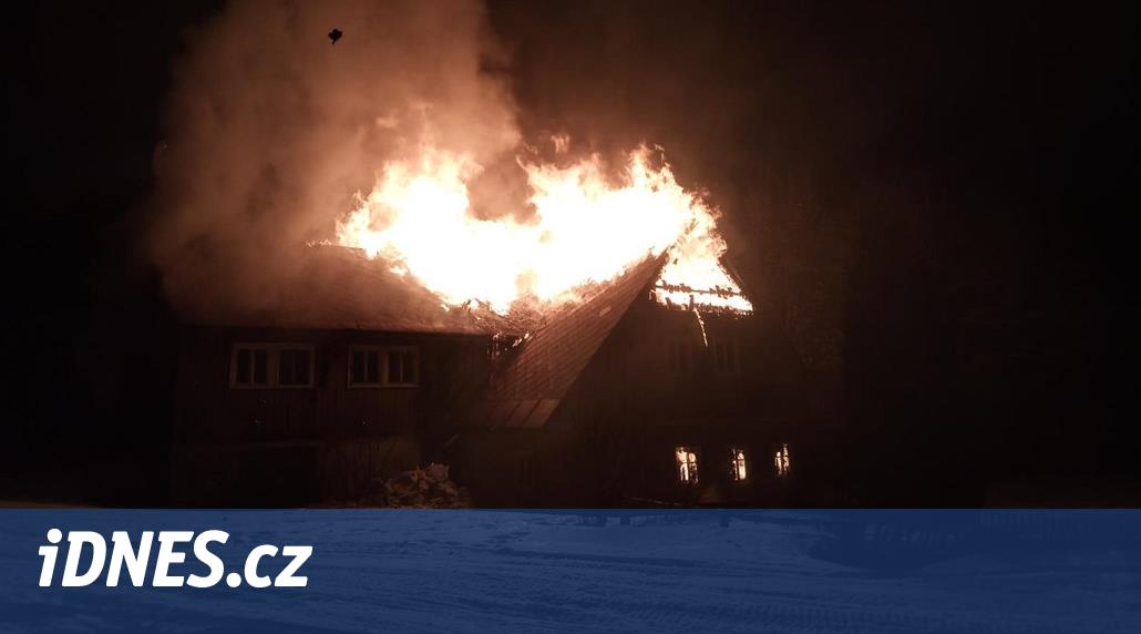 Jeden člověk zemřel při požáru chalupy v Krkonoších, škoda je v milionech