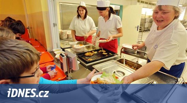 Obědy ve škole zdarma budou nejspíš pro rodiny, které berou přídavky