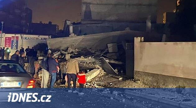 Albánii zasáhlo zemětřesení o síle 6,4, lidé vybíhali do ulic