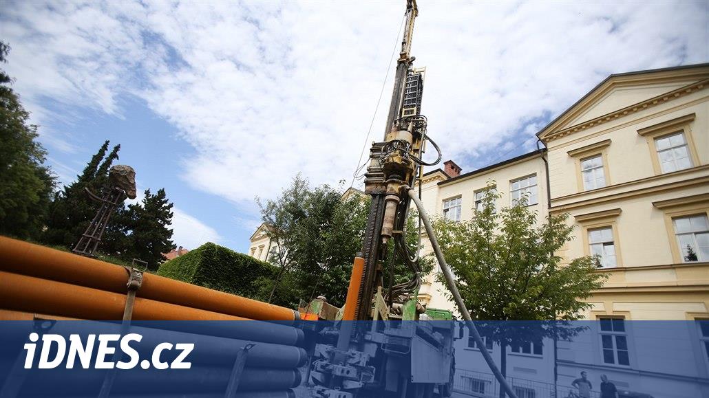 Stroj v centru Brna vrtá třicet metrů pod zem, studenti budou zkoumat vodu