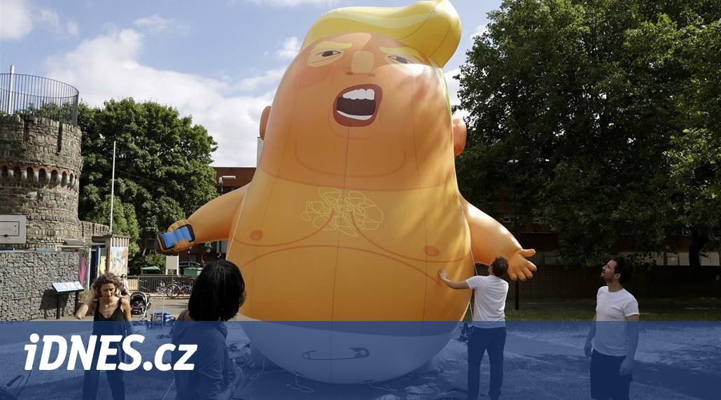ŽIVĚ: Nad Trumpem se v Londýně vznáší jeho nafukovací karikatura