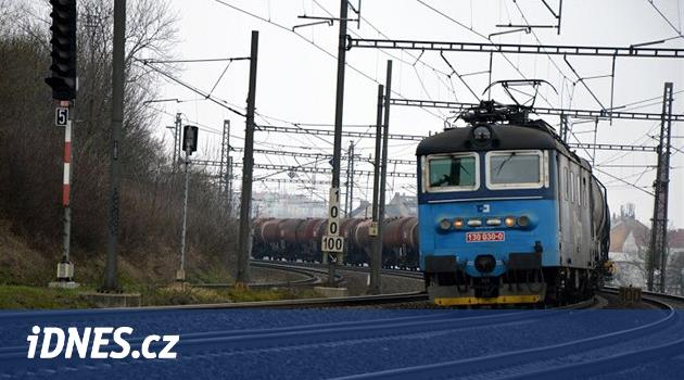 U Rožné na Žďársku vykolejil vlak. Střetl se s nákladním autem