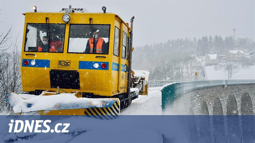 VIDEO: Železničáři nasadili v boji se sněhem v Jizerských horách frézu
