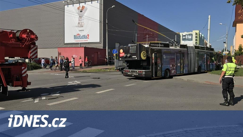 V Budějovicích havaroval trolejbus, sanitky odvezly osm zraněných