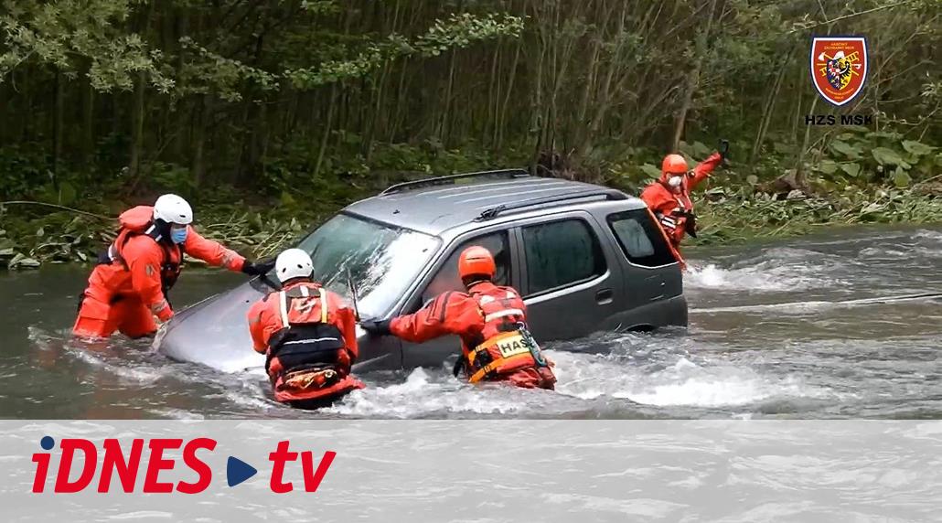 Žena plula po rozvodněné řece na střeše auta - iDNES.tv