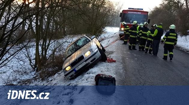 Při kolizi mikrobusu, dodávky a dvou aut se na Šumpersku zranilo sedm lidí