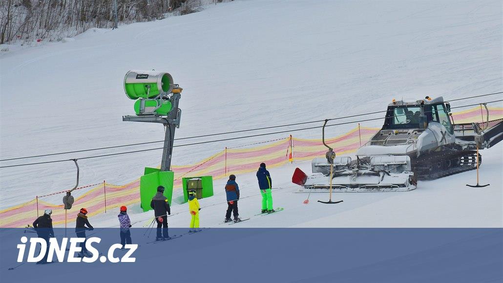 Jihomoravský skiareál spustil rolbovláček, utáhne až třicet lyžařů