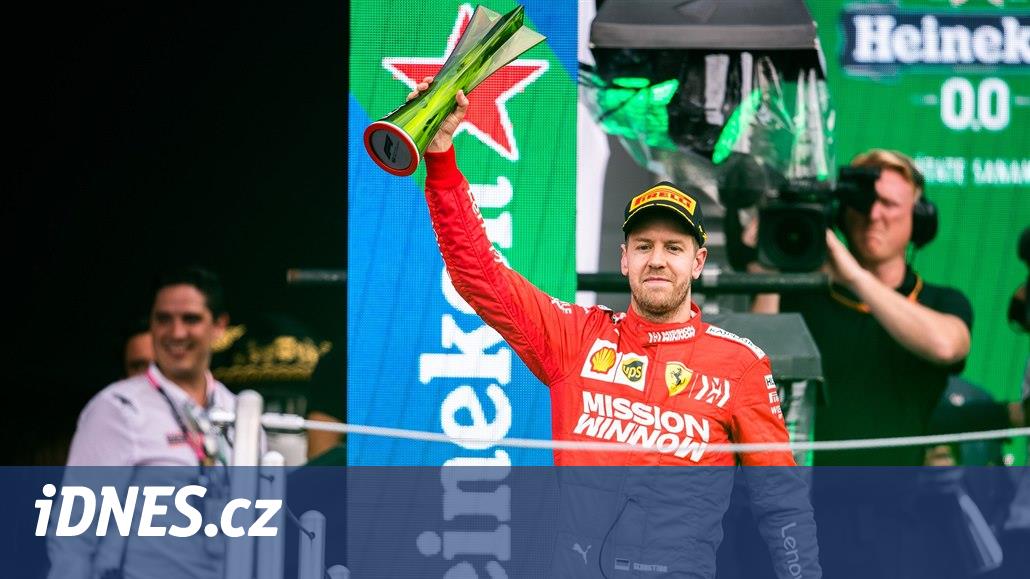 Hnusná trofej, otravná selfie. Vettel nesl těžce novinky na pódiu F1