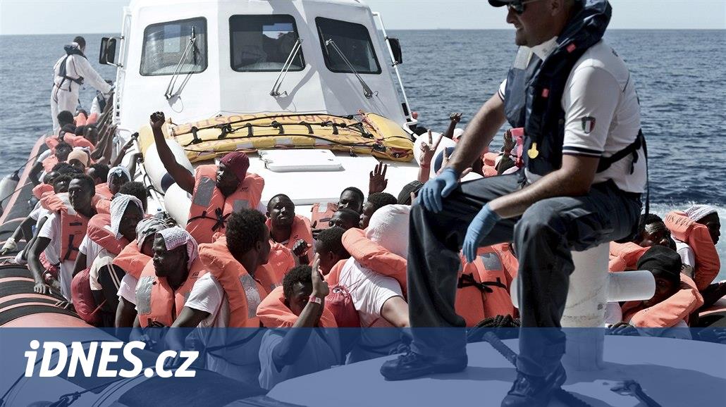 Francie pomůže Španělsku s migranty z lodi Aquarius. Část jich přijme