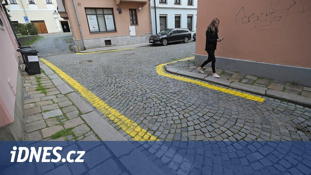 Čáry zakazující stání aut v historickém centru Jihlavy vzbudily diskusi