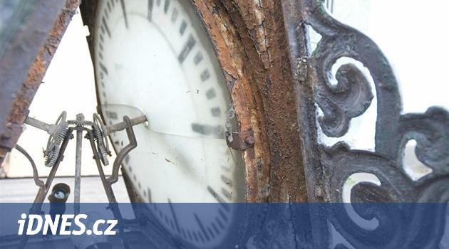 Unikátní 145 let staré litinové nádražní hodiny z Dolního Žlebu opět půjdou