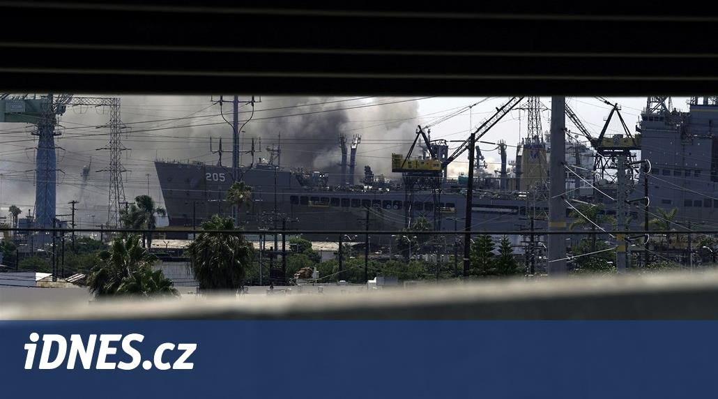 Na základně v San Diegu hoří vojenská loď, zraněno je osmnáct námořníků