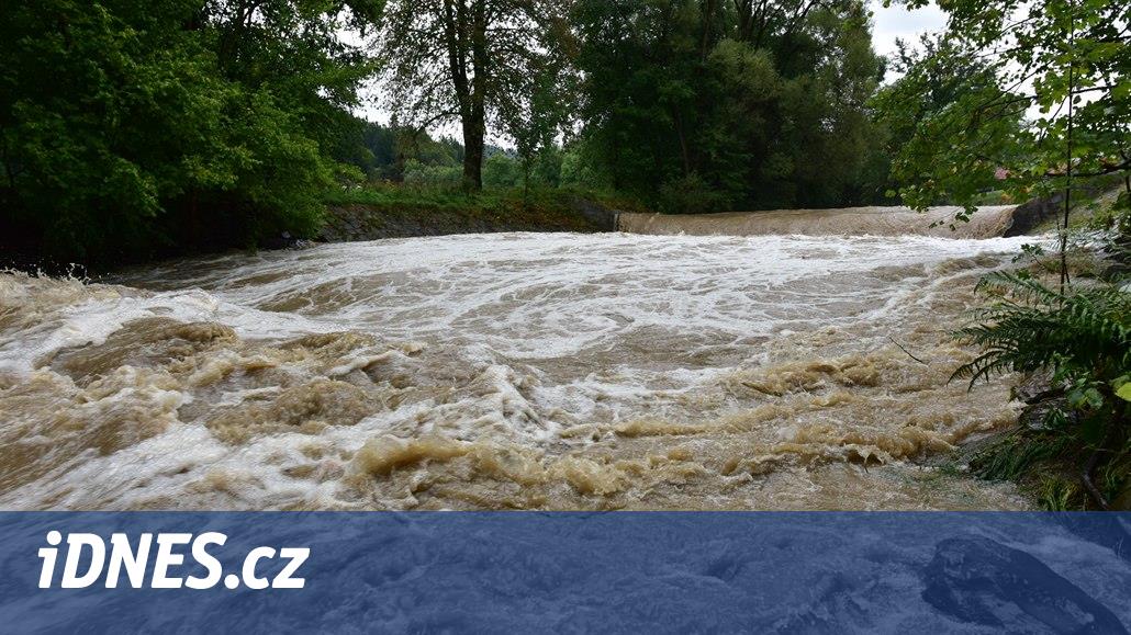 Deště zvedly hladinu Vsetínské Bečvy, hrozba povodní se nenaplnila