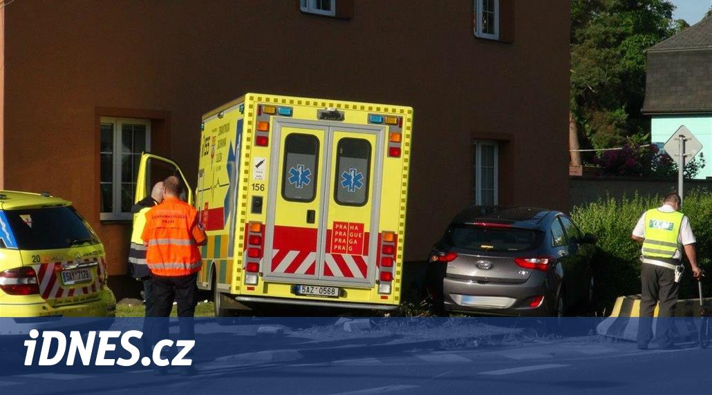 Na Bruntálsku se srazilo osobní auto se sanitkou, zemřeli dva lidé