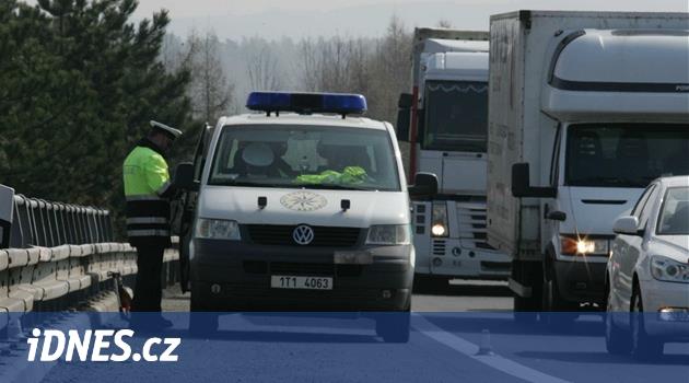 Na Zlínsku se střetla dodávka s autobusem, zranilo se několik lidí