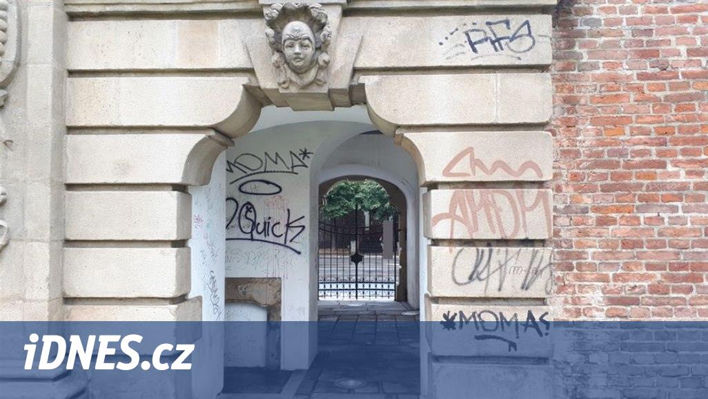 Sprejeři poničili nápisy olomouckou barokní bránu z dob Marie Terezie