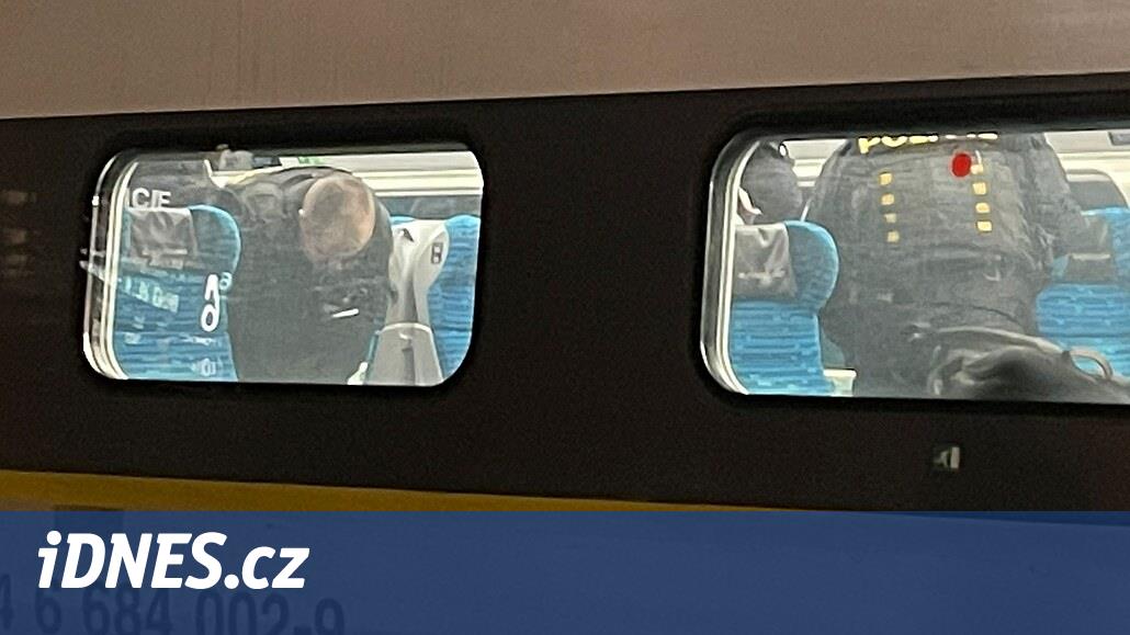 V pendolinu vyhrožuje muž s nožem, vlak zdržel v Zábřehu. Cestující přesedli
